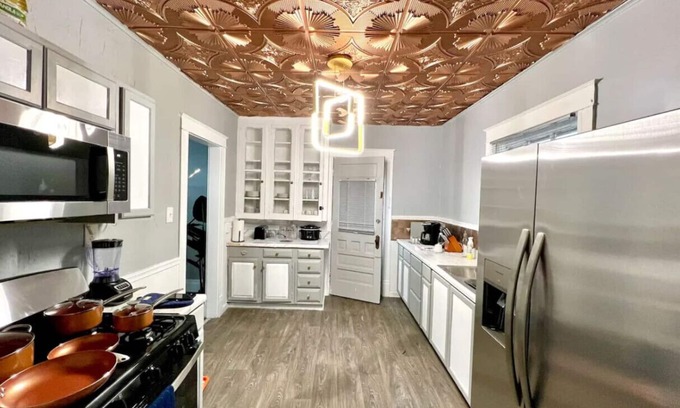 Niagara Falls House | Two Homes, 5 Min to Falls, Sleeps 20, 4 Min Apart