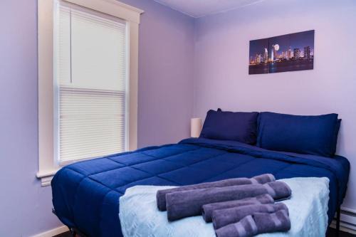 Niagara Falls House | Two Homes, 5 Min to Falls, Sleeps 20, 4 Min Apart