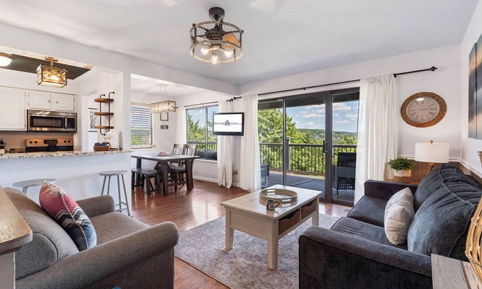 Indian Point Condo | Two Level Condo w Two Decks near Silver Dollar City & Indian Point Marina - Free Tickets