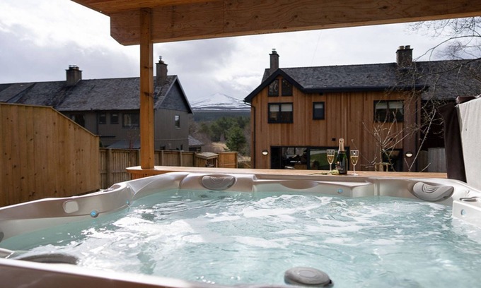 Glenmore Cottage | Two Queens Houses - a house that sleeps 10 guests in 5 bedrooms