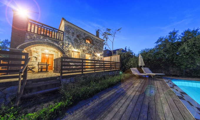 Akrotiri Villa | Two-Storey Villa with Private Pool