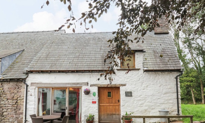Talybont-on-Usk House | TY FFERM HEN, pet friendly, with hot tub in Tal-Y-Bont-On-Usk