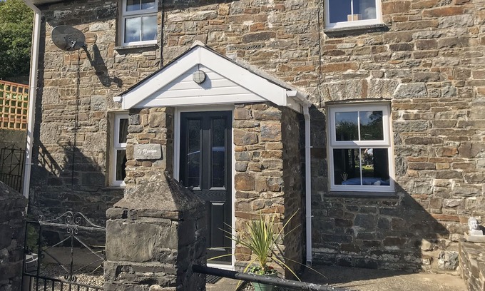 Mydroilin Cottage | TY FFYNNON, pet friendly, with open fire in New Quay