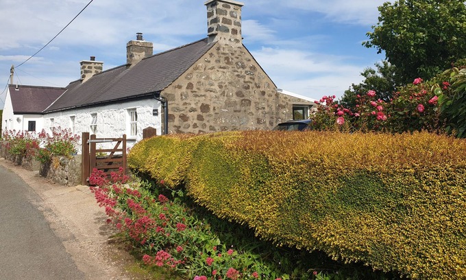 Garn Fadryn Cottage | Ty'n Rhyd. Peaceful, Private and Spacious Character Cottage Near Aberdaron