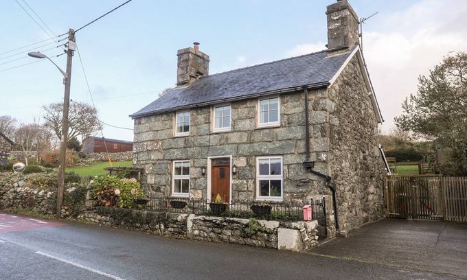 Dyffryn Ardudwy Cottage | TY'N Y CLAWDD, pet friendly, with hot tub in Dyffryn Ardudwy