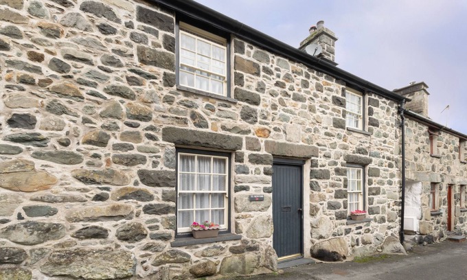 Dolgellau House | Ty Newydd - Two Bedroom House, Sleeps 4