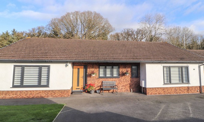 Trefnant House | TY RHOSYN, pet friendly, with a garden in Trefnant