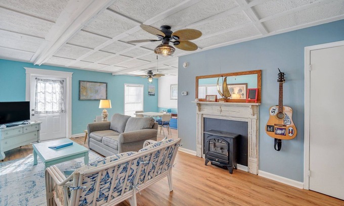 Tybee Island Cottage | Tybee Lighthouse Cottage (A): Walk to the Beach!