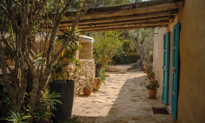 Formentera House | Typical house pagesa de Formentera with large porch and garden