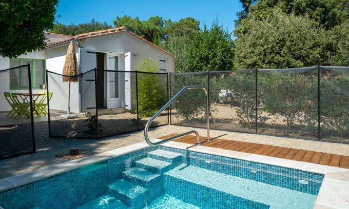 Rivedoux-Plage House | Typical Réthaise house set in large wooded grounds with outdoor spa