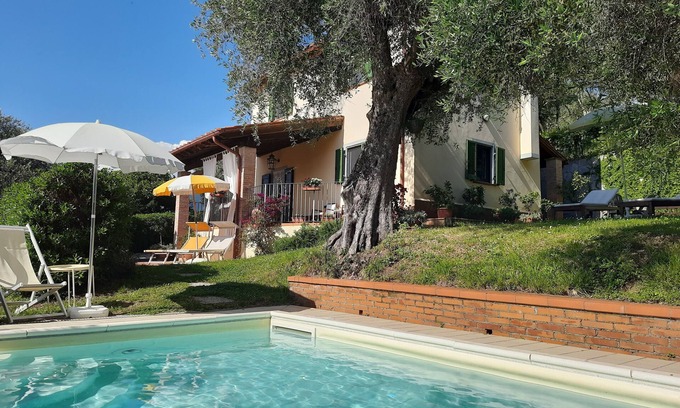 Camaiore House | Typical Tuscan country house on the hills between Viareggio and Camaiore.