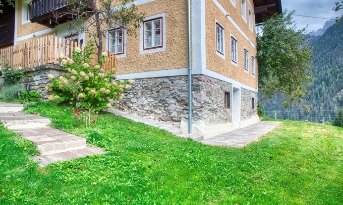 Anras House | Typisches Tiroler Haus mit Großem Garten, Sauna, Bergblick nah an den Skipisten