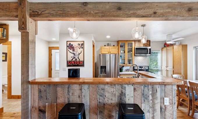 University District Apartment | U District Custom Duplex w/large covered deck, Near Downtown & UMT