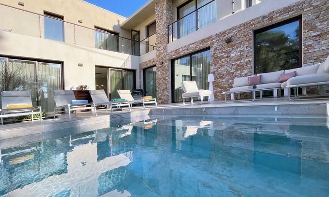 Saint-Raphael House | UCCELLI LE LUXE Heated swimming pool:
