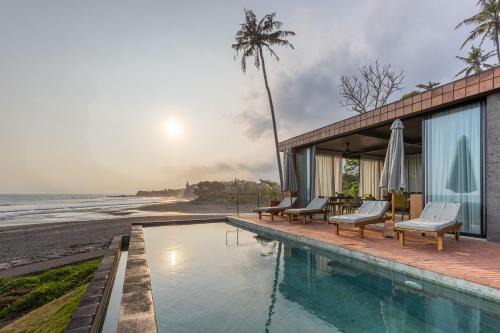 Suraberata Villa | Ultimate Beachfront Villa Cascade Balian