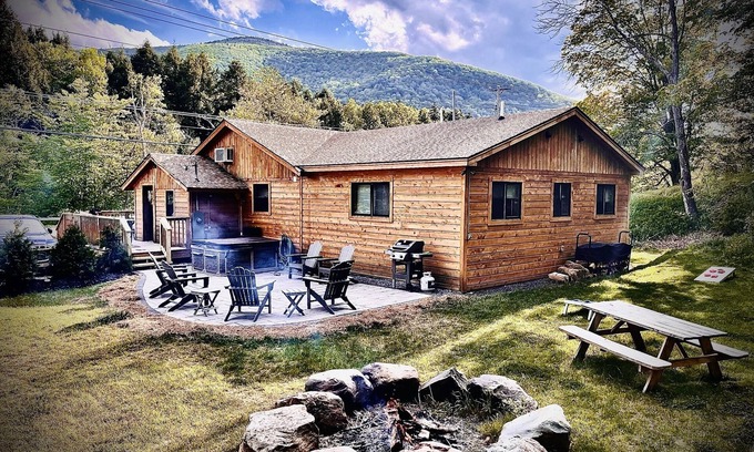 Hunter Cabin | Ultimate Cabin Getaway with Hot-Tub and Fire Pit