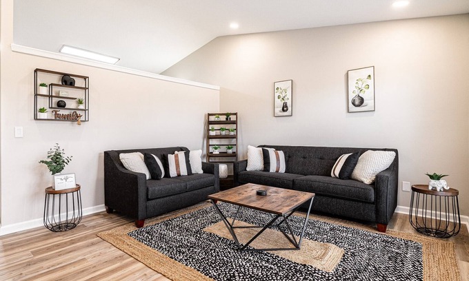 Radcliff House | Ultimate Family Escape - 5BR 2.5BA - 2 Living Rooms