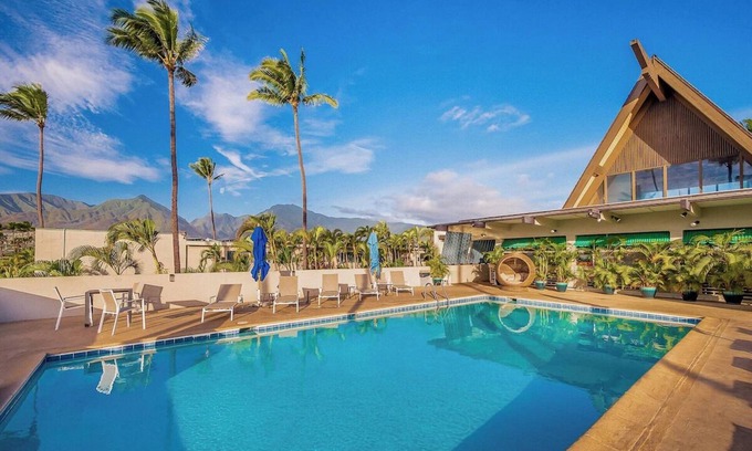 Kahului Hotel | Ultimate Hawaii Getaway! 2 Gorgeous Ocean Front Rooms | Pool + Beach Access