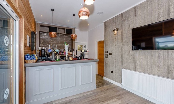 Penrith Ski Chalet | Ultra spacious luxurious lodge with views over the spectacular quarry lake.
