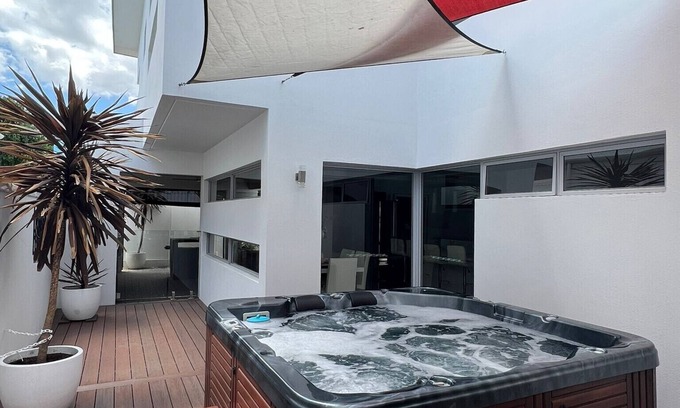 Beaconsfield House | ULTRA STYLISH FREMANTLE AREA WALK TO THE BEACH