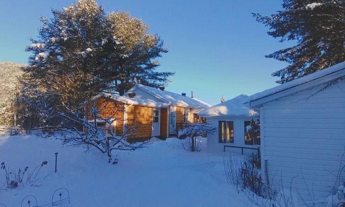 Notre-Dame-de-la-Merci Ski Chalet | Un écrin de nature au bord de l'eau
