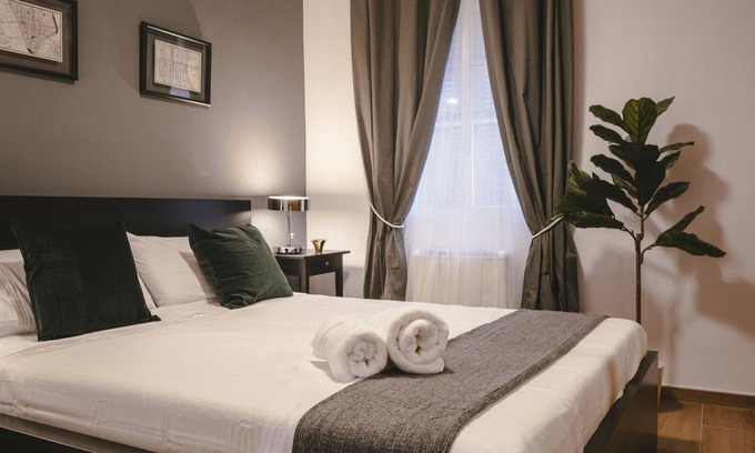 Embajadores Apartment | ✴Unbeatable location✴ Stunning elegant Apt- AC🍒TV🍒Nespresso