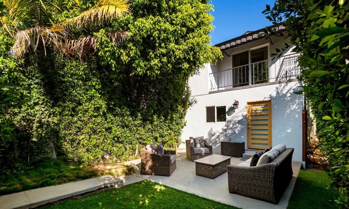 North of Wilshire House | Uncover Hidden Gems in Brentwood