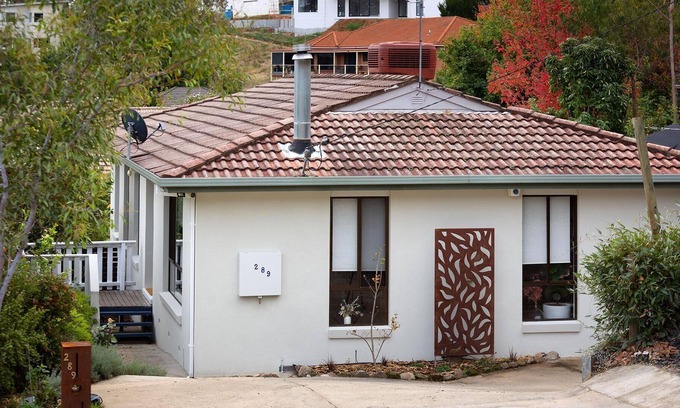 East Albury House | Une Petite Touche de France à Albury - Comfortable three bedroom home with lots of French charm