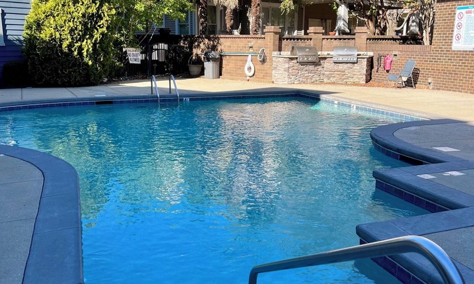 Dilworth Apartment | Unfurnished top floor condo in walkable, tree lined neighborhood