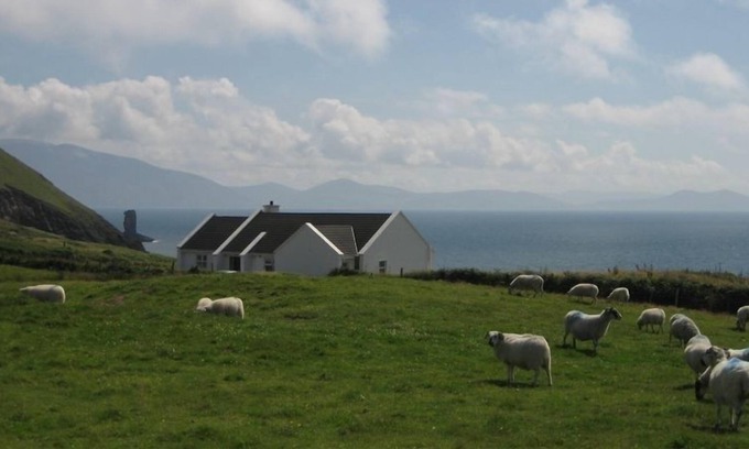 Dingle House | Uninterrupted Sea Views at Tra Cinn Aird Near Dingle