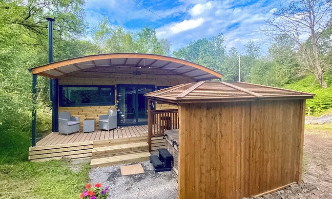 Broughton Mills Ski Chalet | Unique contemporary style one bedroom lodge perfect for a romantic gateway.