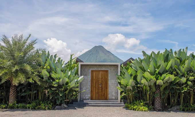 La Fortuna Villa | Unique designed villa, surrounded by tropical landscapes, in the very center.
