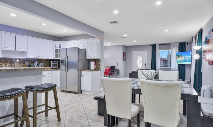 Coral Way House | Unique Escape GameRoom! Bar, BBQ, Spacious, and Near Beach