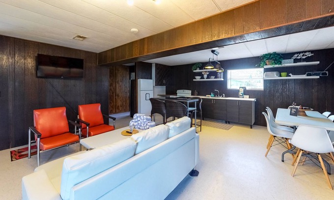 Carrabelle House | Unique getaway by the beach with fast WiFi and central AC - snowbirds welcome