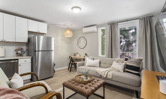 Morena House | Unique Modern Studio- Centrally located; fireworks; AC
