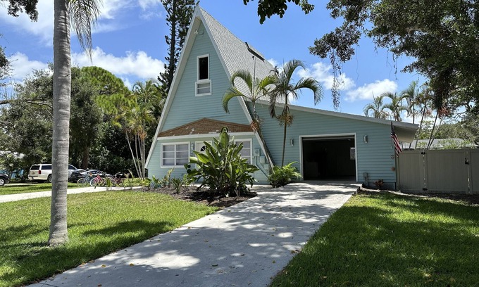 Laurel House | Unique Nokomis Beach Vacation 7 minutes Ride to the Beach, Free Bicycles