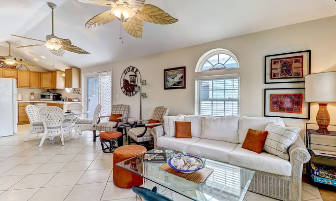 Fernandina Beach Cottage | Uniquely decorated front duplex with rooftop deck access, within walking distance to the beach