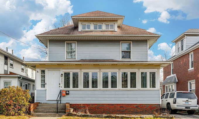 Highland Square House | Unit 2 at Oilgate at Oakdale