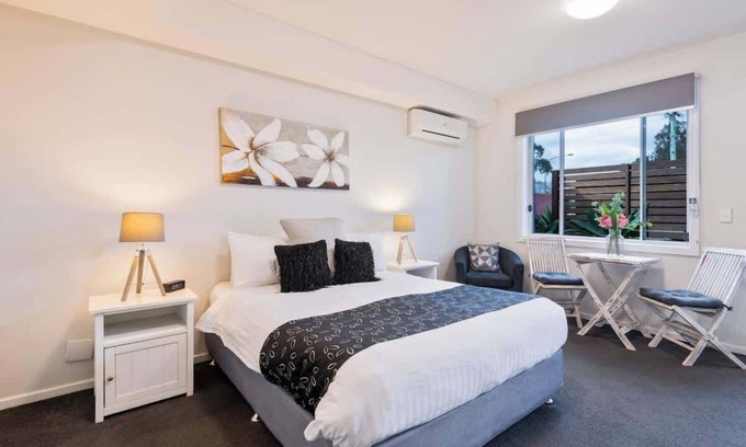 Huskisson Apartment | Unit 6 - Modern Studio Huskisson main street By Nautilus Apartments Jervis Bay