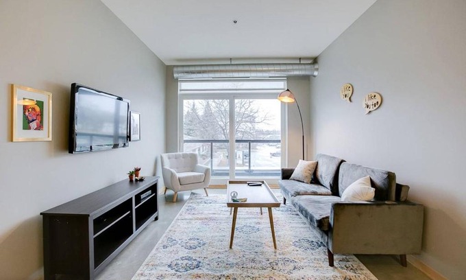 Prospect Park Apartment | University Retreat + Amenitized Building