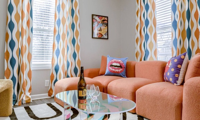 Lincoln House | UNL Retreat: Eclectic 5bd | 5mins to Downtown