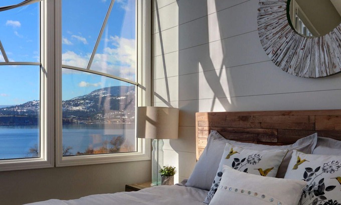 North End Condo | Unobstructed Lakeview/ Top Floor with Loft/ Sleeps 8