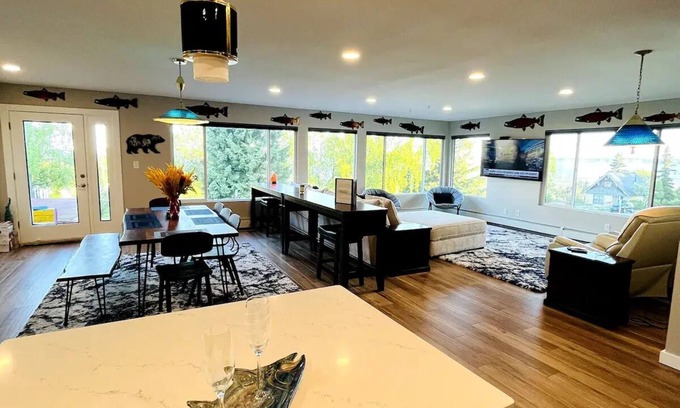 South Addition House | Unobstructed WATERFRONT views, downtown, trails!