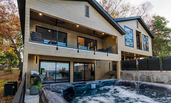 Afton House | Unparallel Views, Modern Luxury, Hot Tub, Ultimate Getaway!