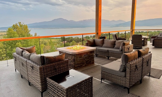 Island Park House | UNPARALLELED Elegance, Dramatic Mountain/Lake Views! 20 Mins to Yellowstone NP!