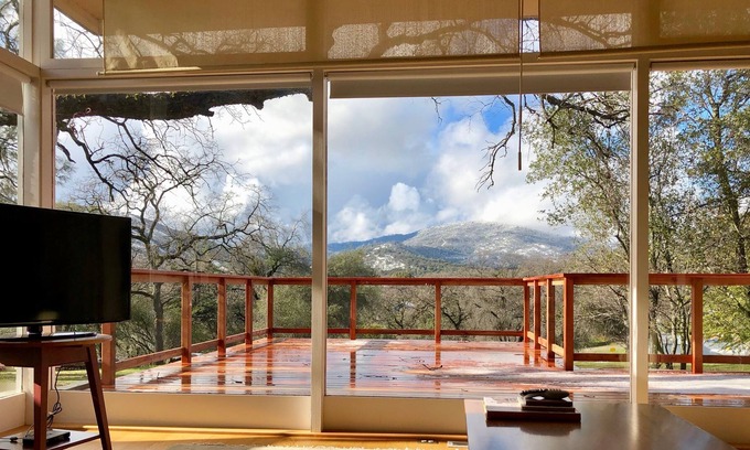 Mariposa House | Unwind in the Yosemite Area. Inviting, Spacious And Modern Home with Hot Tub!
