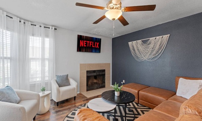 McNeil House | Up to 16 People - Mins 2 Downtown - Luxury Home