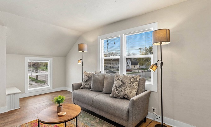 Manitowoc Apartment | Upbeat Upper Apt - 1 Mile to Maritime Museum Manitowoc