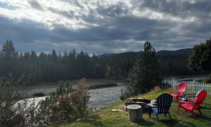 Post Falls House | Updated 2-bedroom bungalow overlooking the river with fire pit in Post Falls