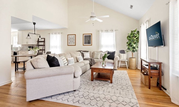 Cannonborough Elliotborough House | Updated 3 BD/ 2.5BA Downtown CHS